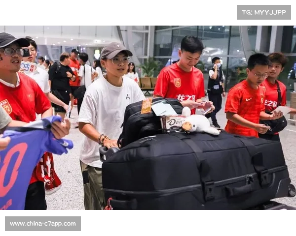世界杯吉祥物亮相巴黎街头,球迷合影排长队
